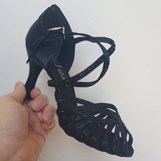 Eines der schönsten Modelle in unserem Sortiment ✨ – der elegante Modell 1114 von der Marke Elza 💃 Dieser Schuh vereint...