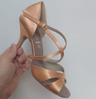 Das Modell DL-8 in hellnude von der Marke Artis ist ebenfalls sehr beliebt ✨💃Ausgestattet mit einem eleganten Slim-Absatz...